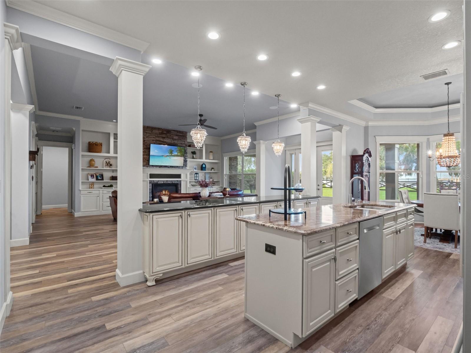 12442 LAKESHORE DR