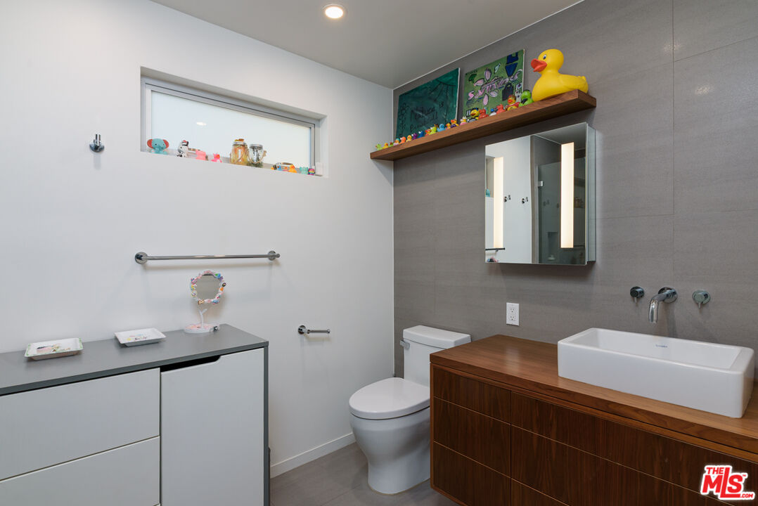 6830 Cahuenga Park Trl