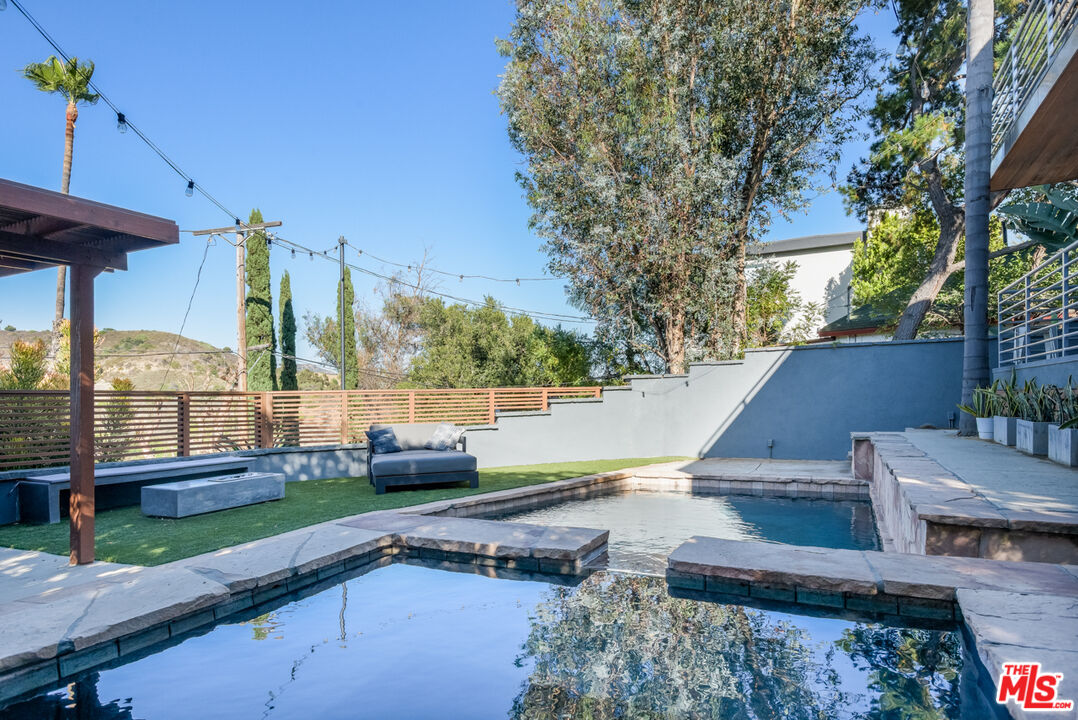 6830 Cahuenga Park Trl