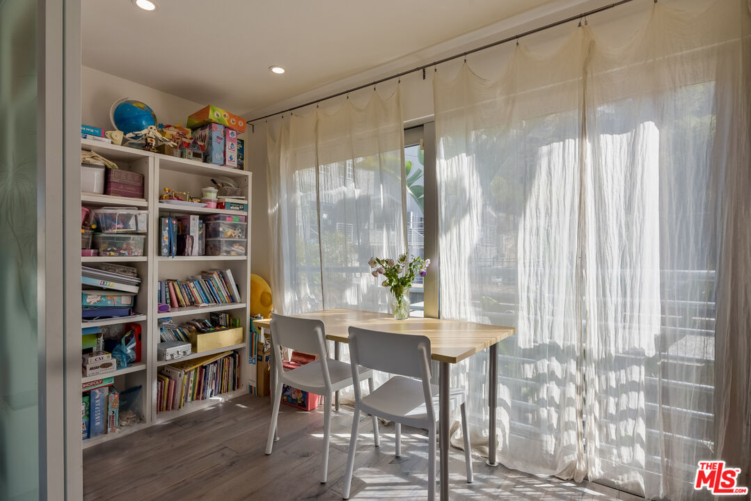 6830 Cahuenga Park Trl