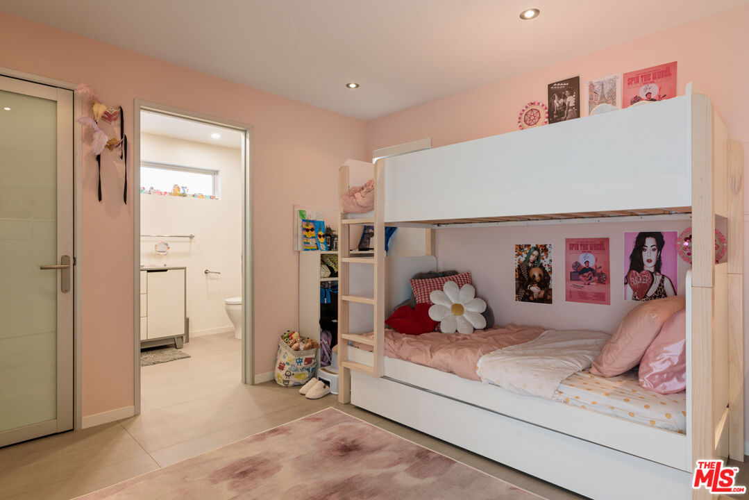 6830 Cahuenga Park Trl