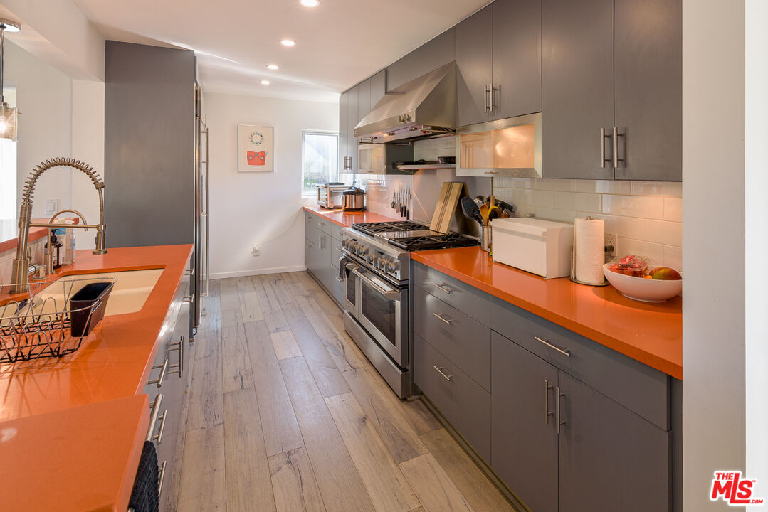 6830 Cahuenga Park Trl