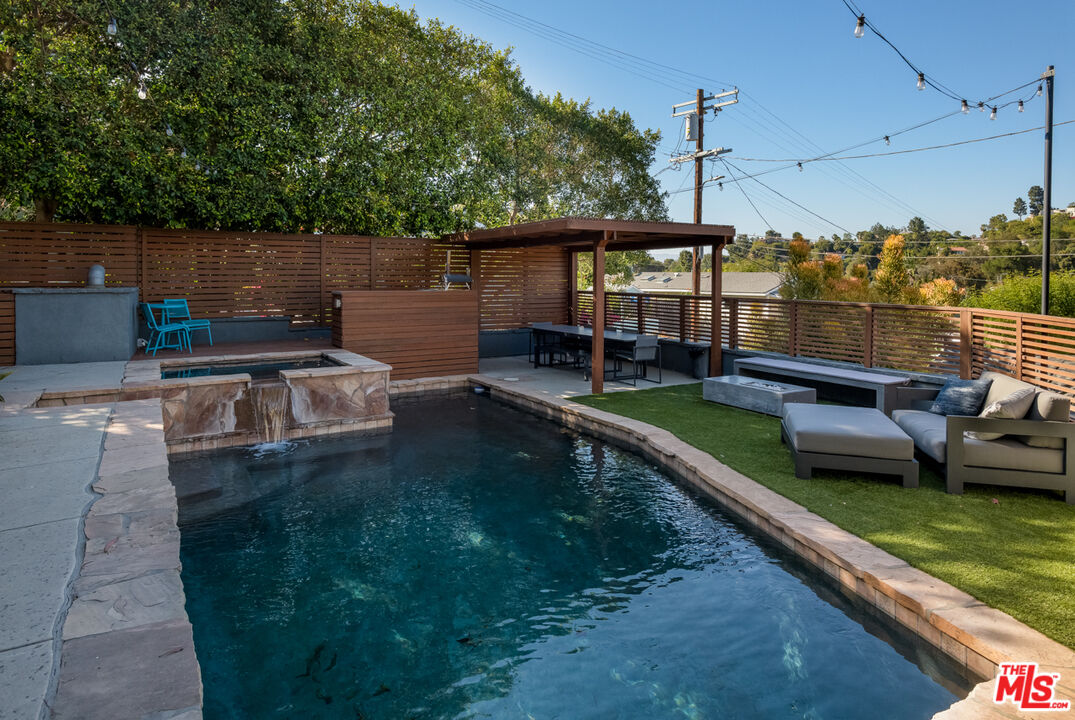 6830 Cahuenga Park Trl
