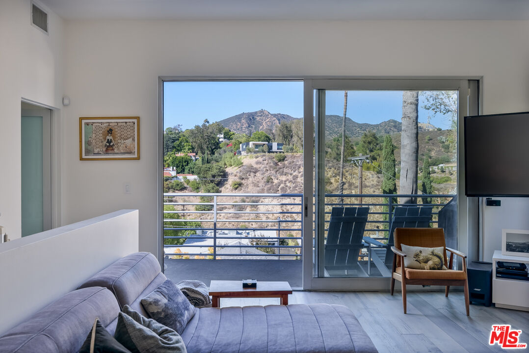 6830 Cahuenga Park Trl