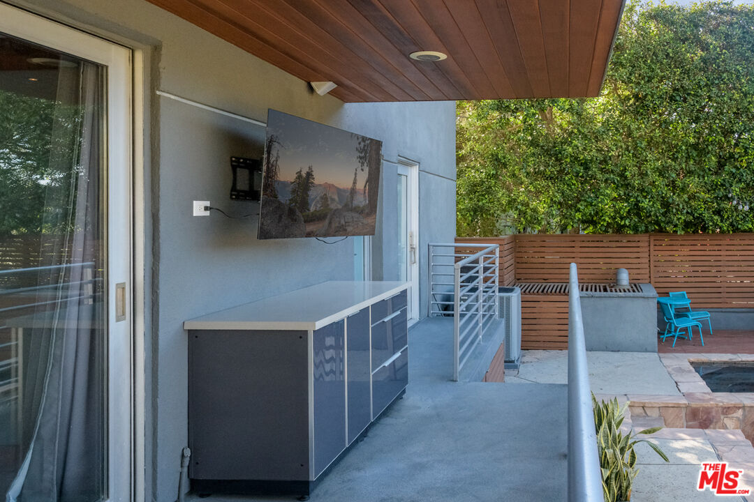 6830 Cahuenga Park Trl