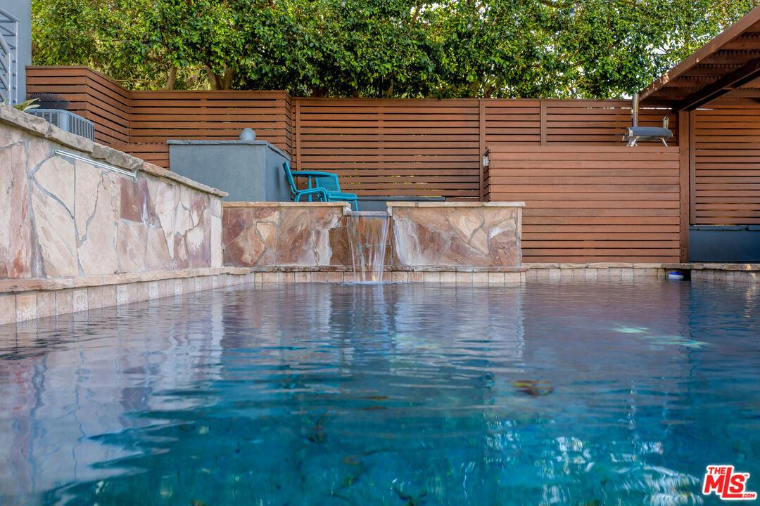 6830 Cahuenga Park Trl