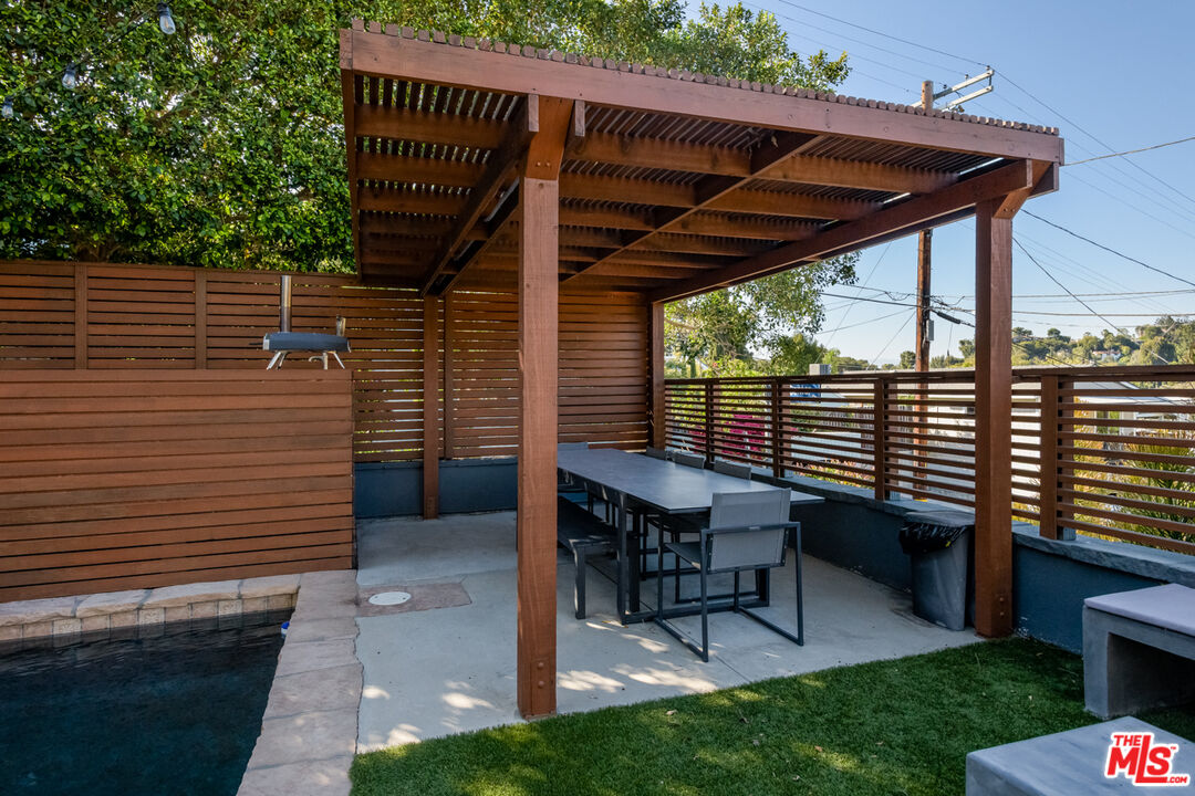 6830 Cahuenga Park Trl