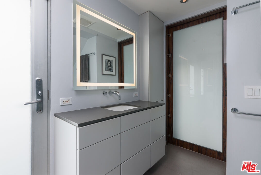 6830 Cahuenga Park Trl