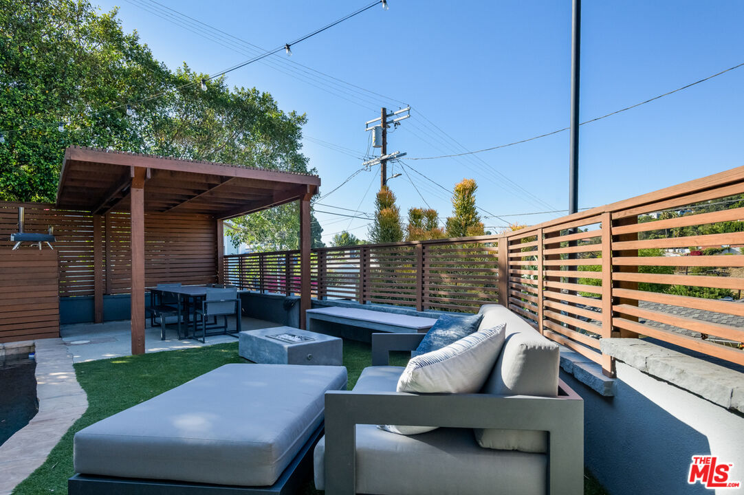 6830 Cahuenga Park Trl