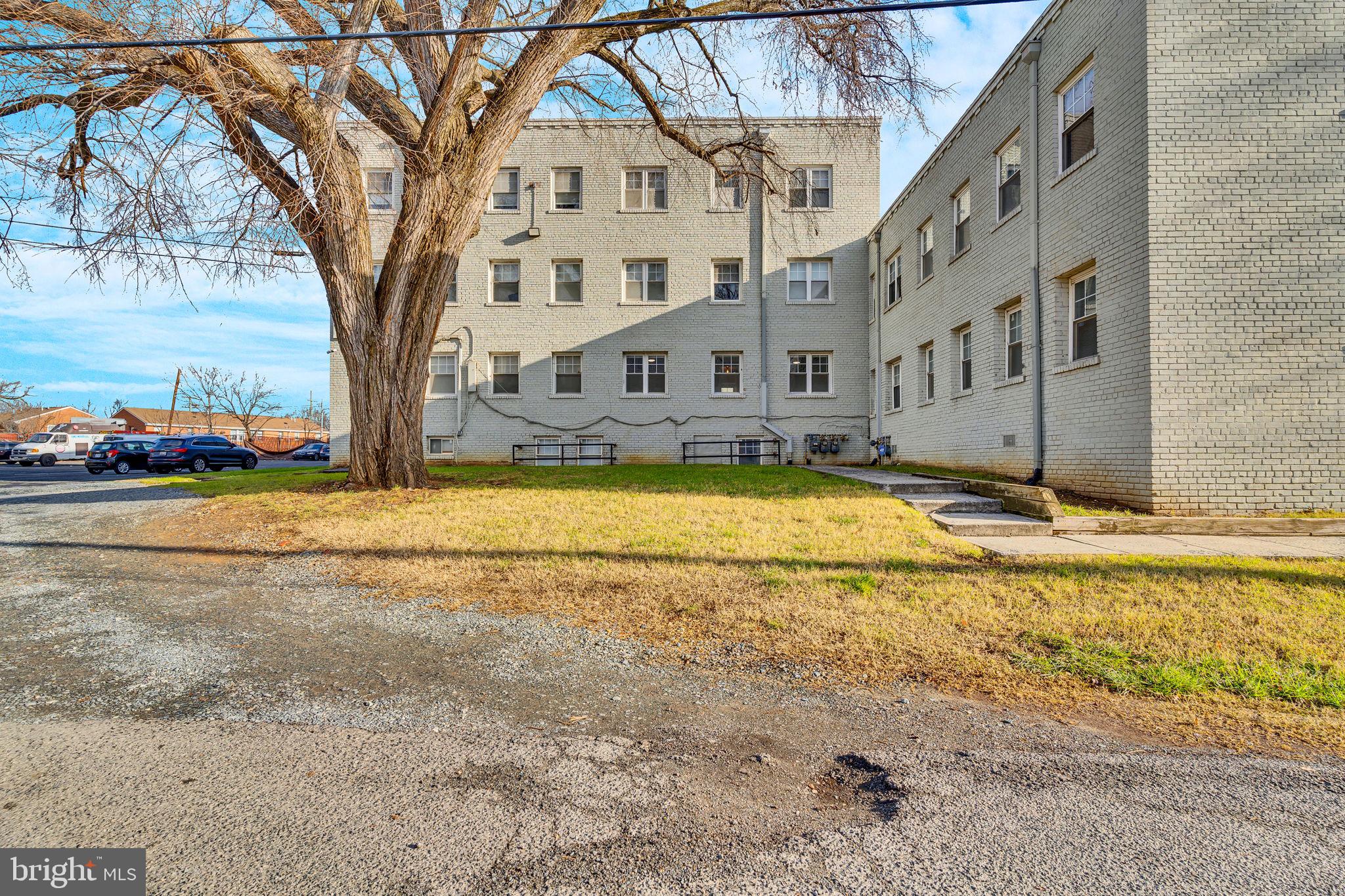 912 Barnaby St SE #101