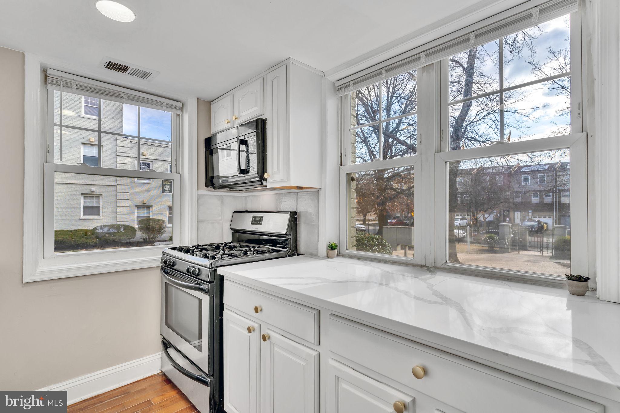 912 Barnaby St SE #101