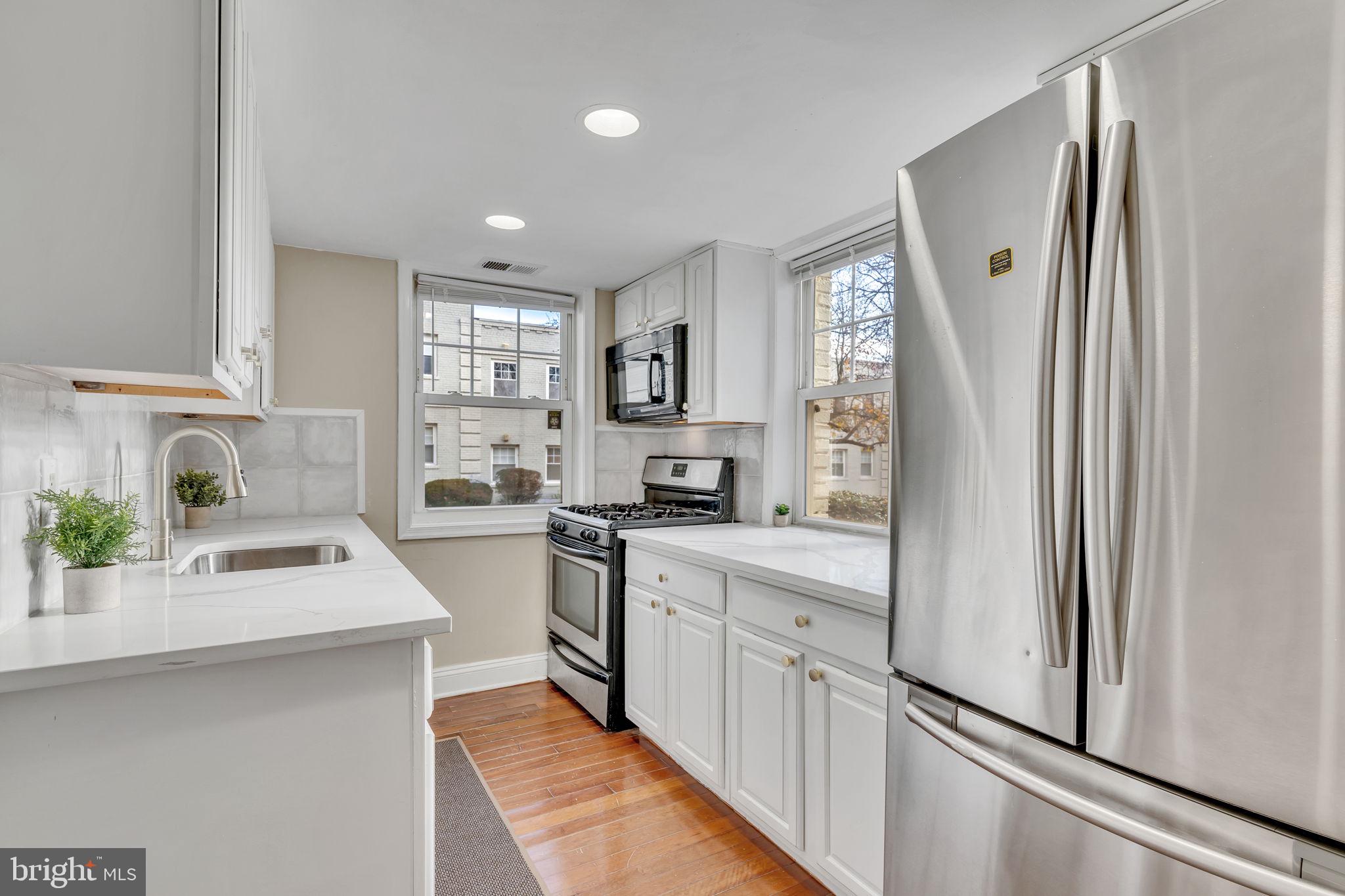 912 Barnaby St SE #101