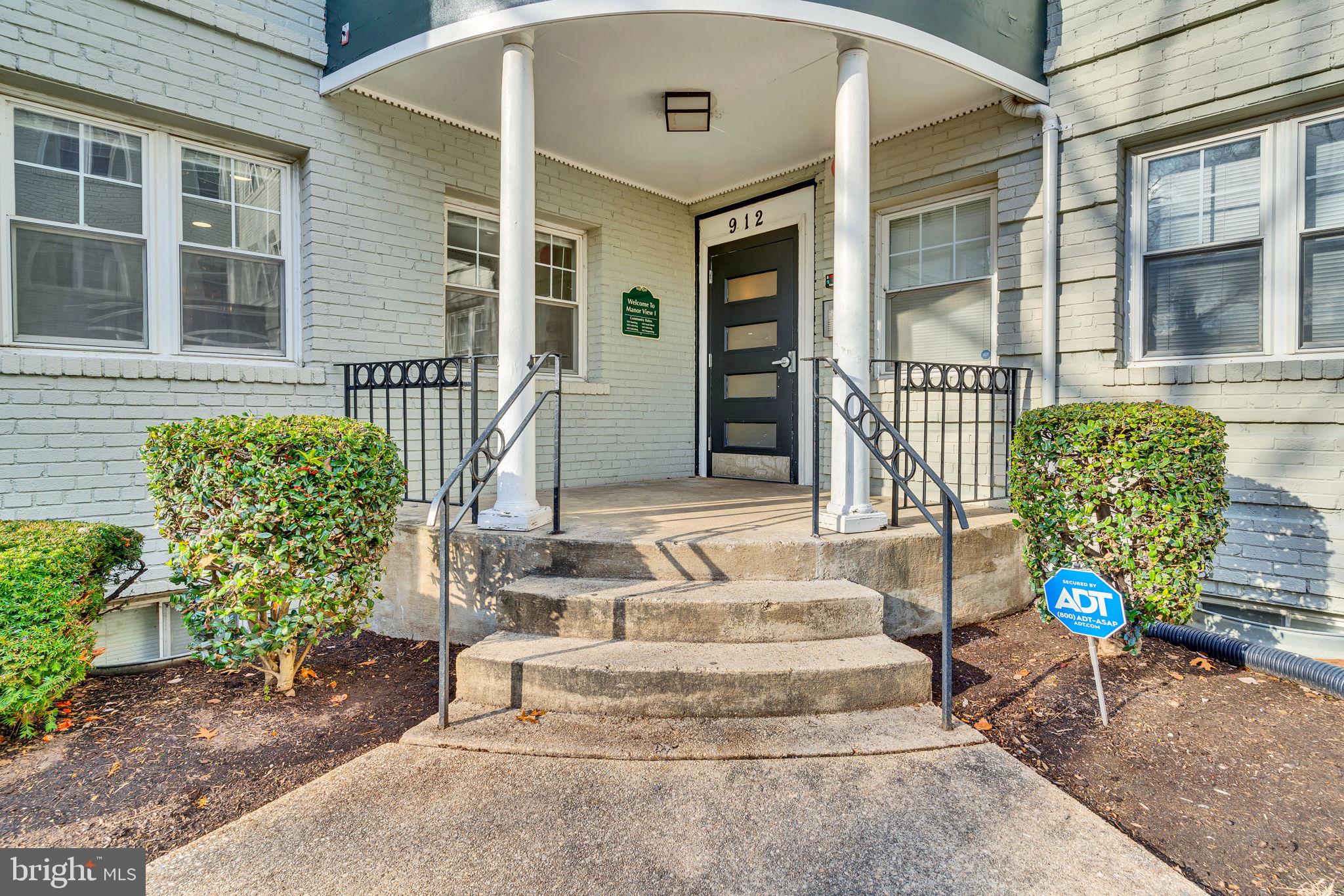 912 Barnaby St SE #101