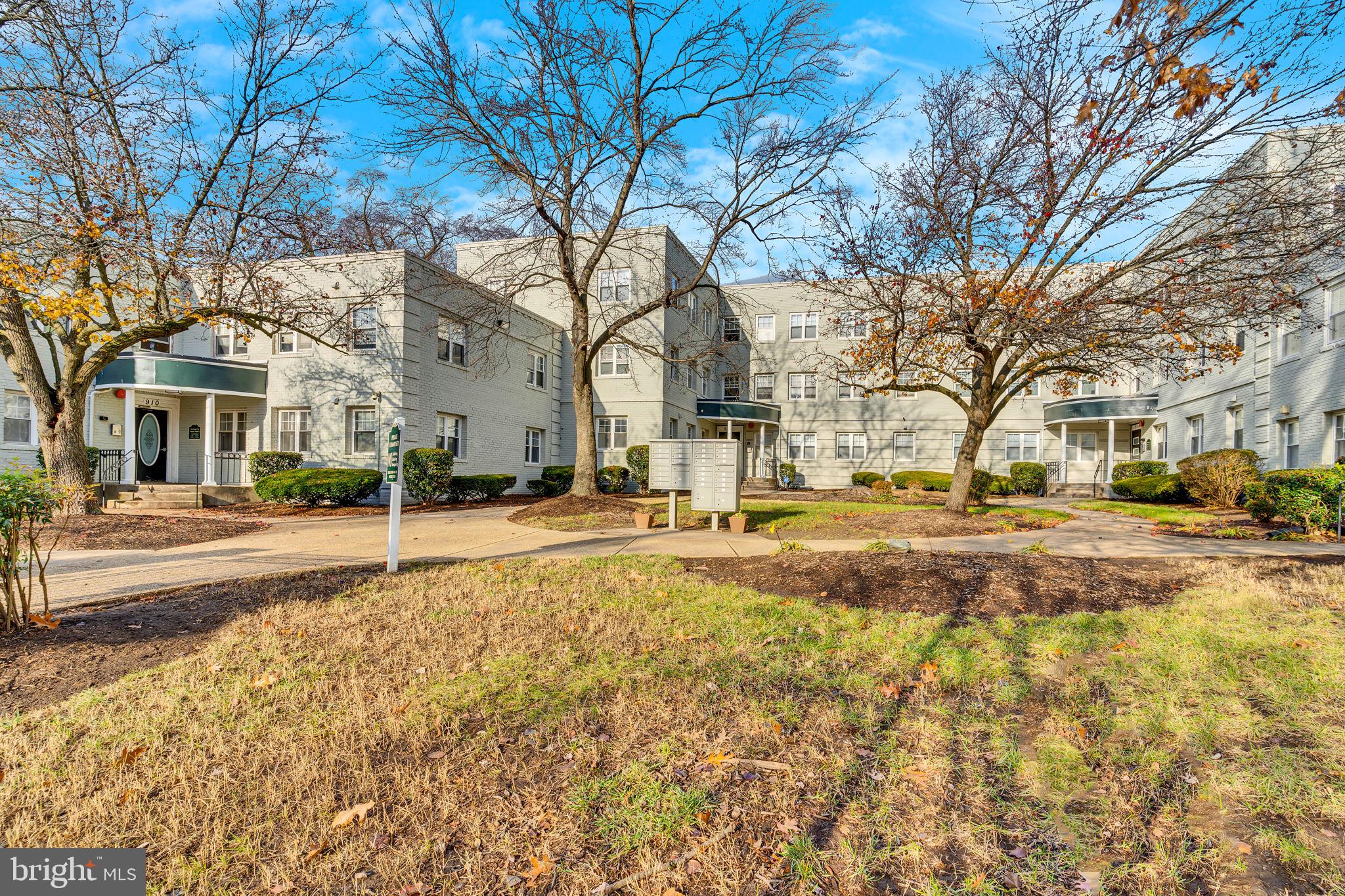 912 Barnaby St SE #101