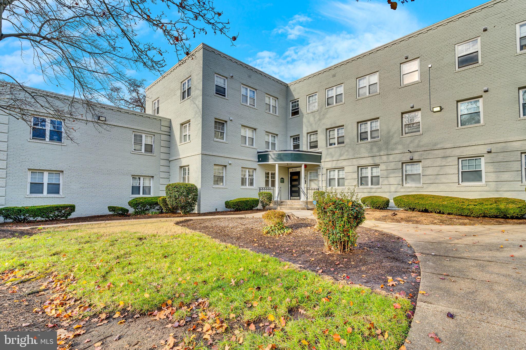 912 Barnaby St SE #101