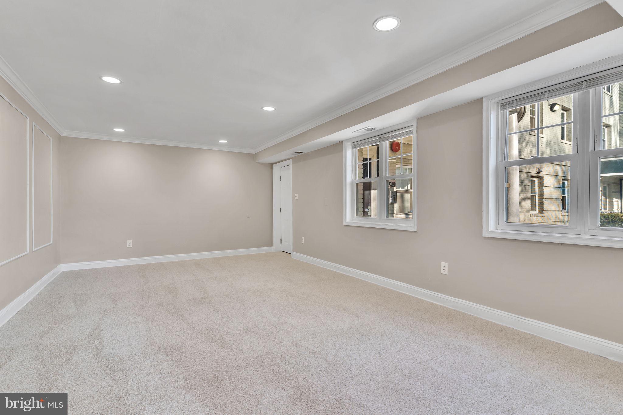 912 Barnaby St SE #101