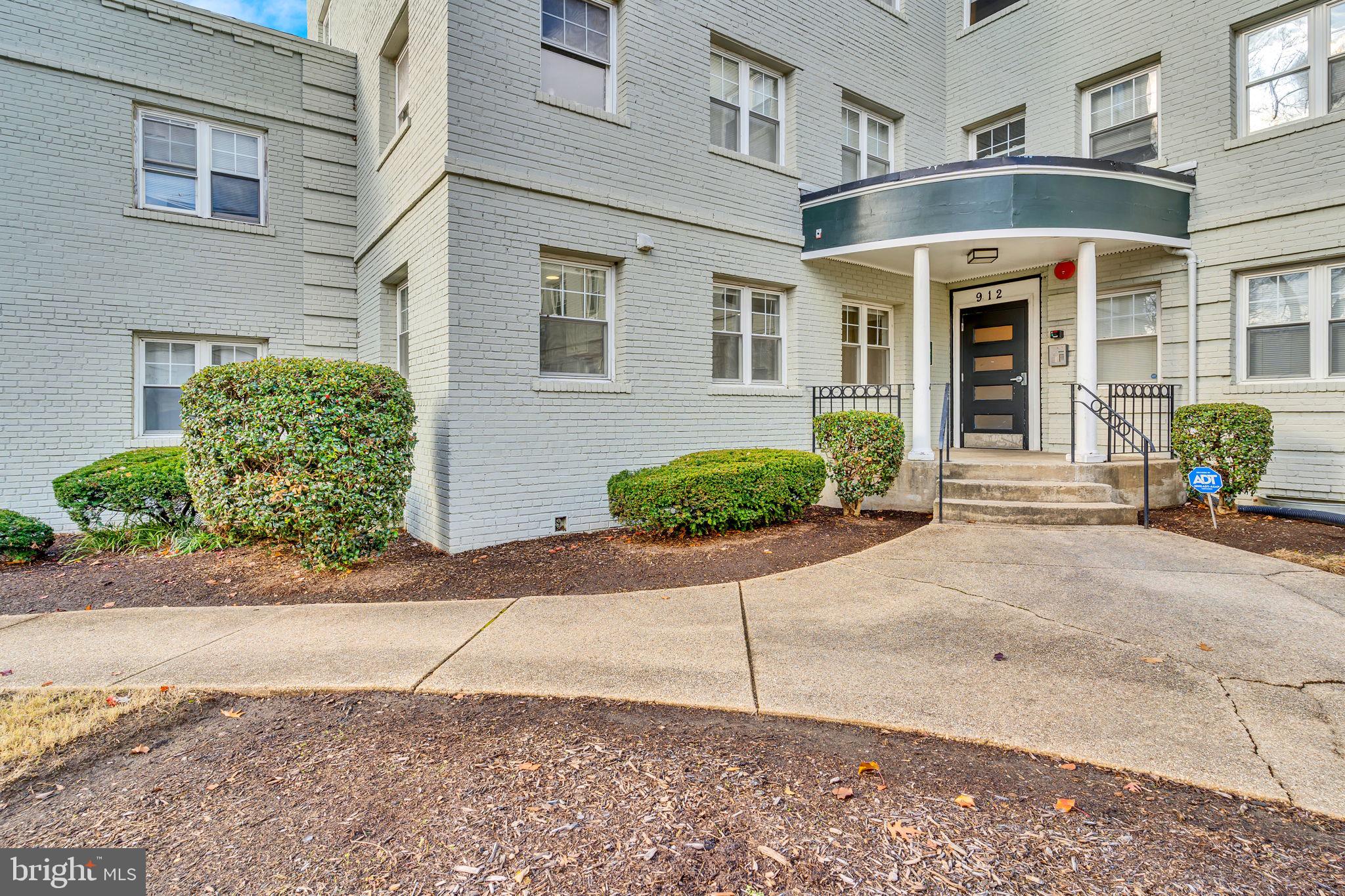 912 Barnaby St SE #101