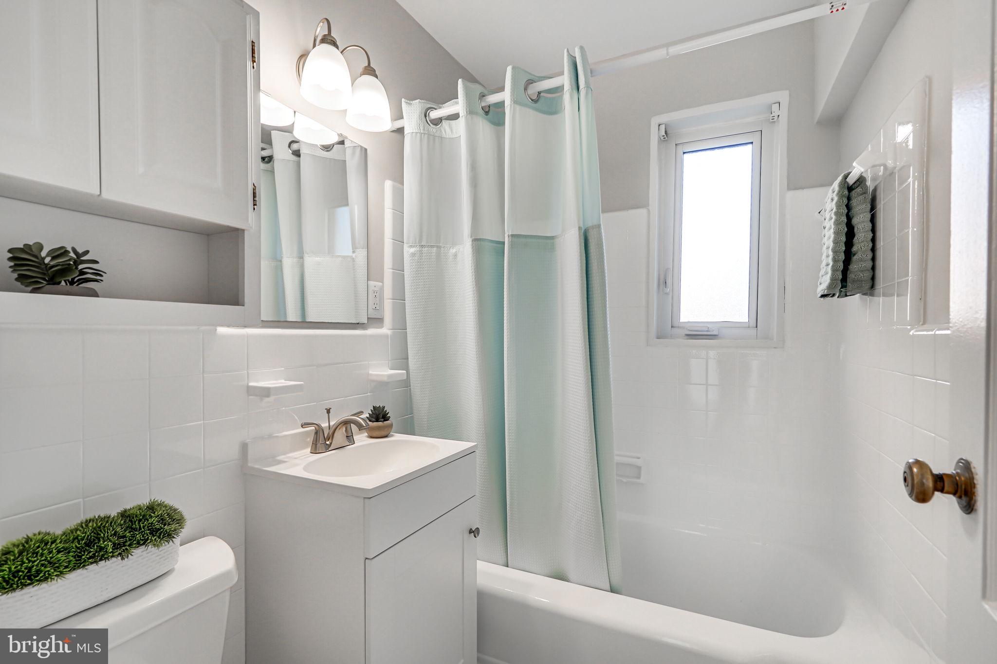 10413 Montrose Ave #101