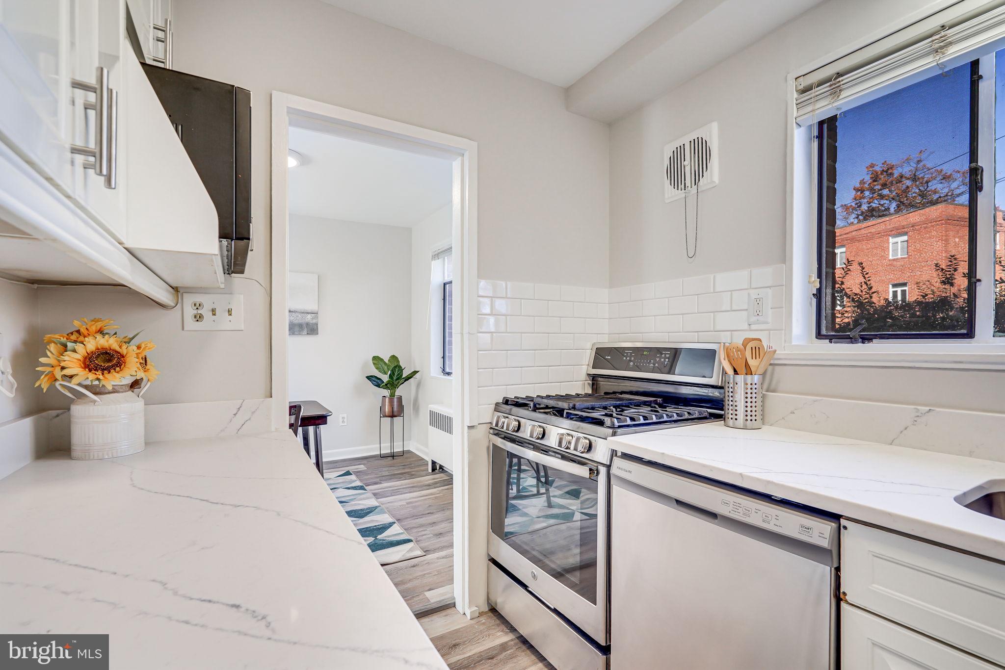 10413 Montrose Ave #101