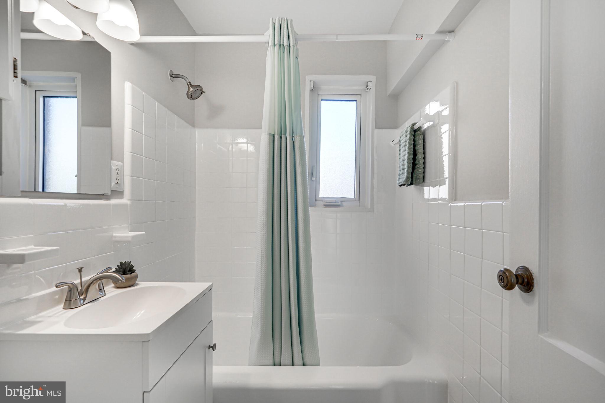 10413 Montrose Ave #101