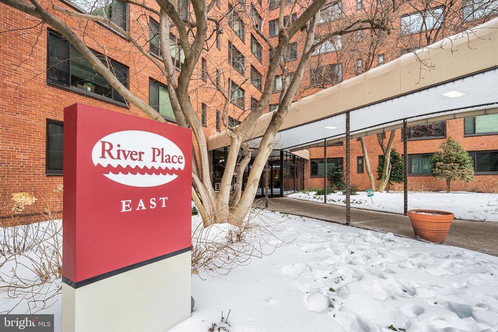 1021 ARLINGTON BOULEVARD 842