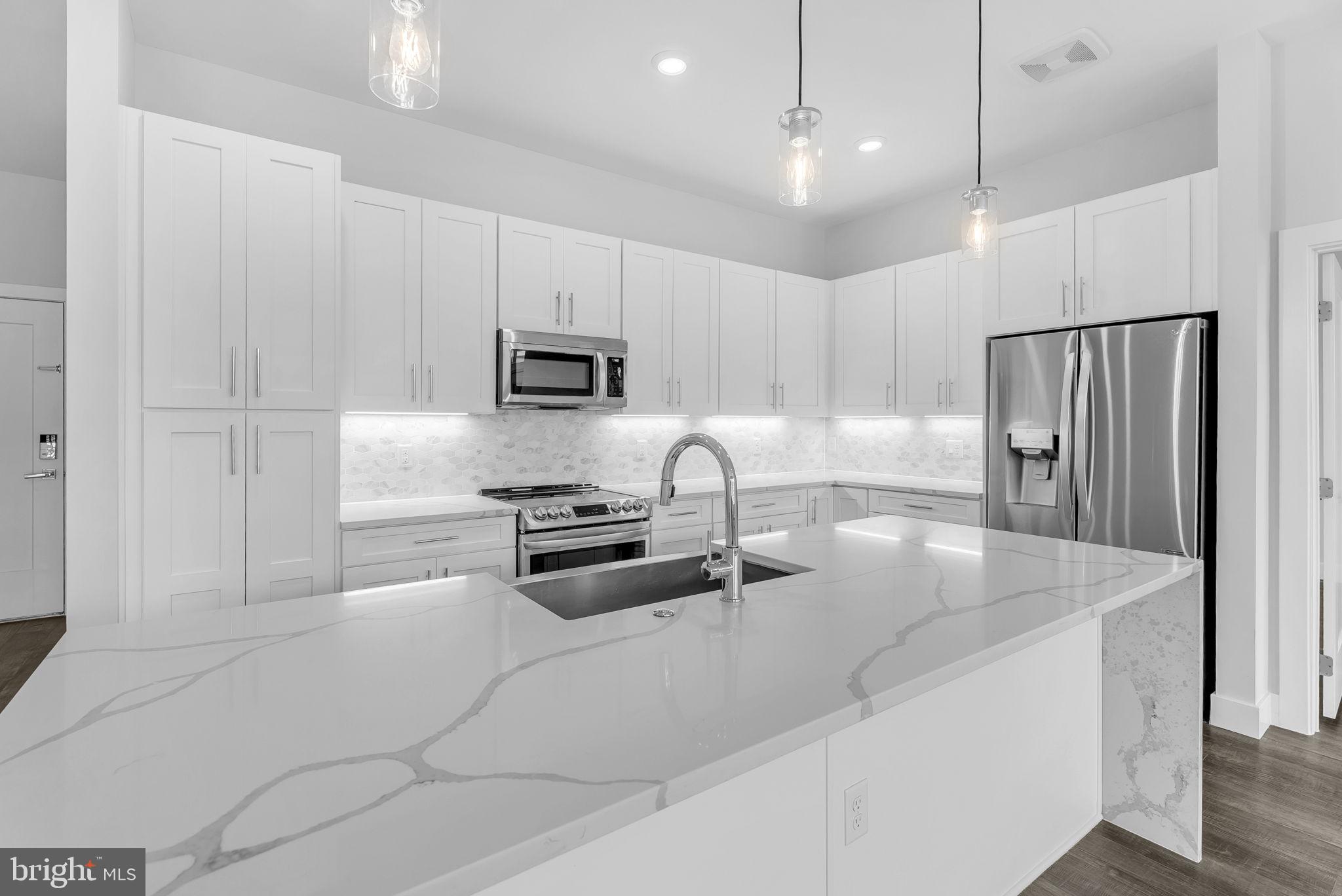 1761 OLD MEADOW RD #521