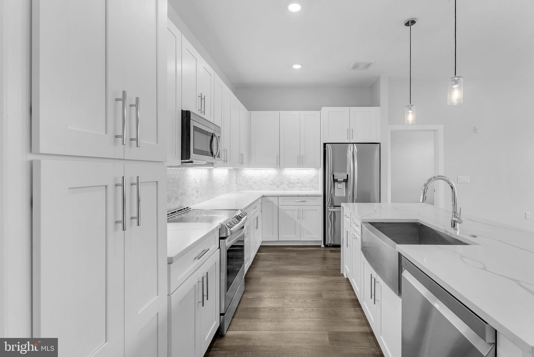 1761 OLD MEADOW RD #521