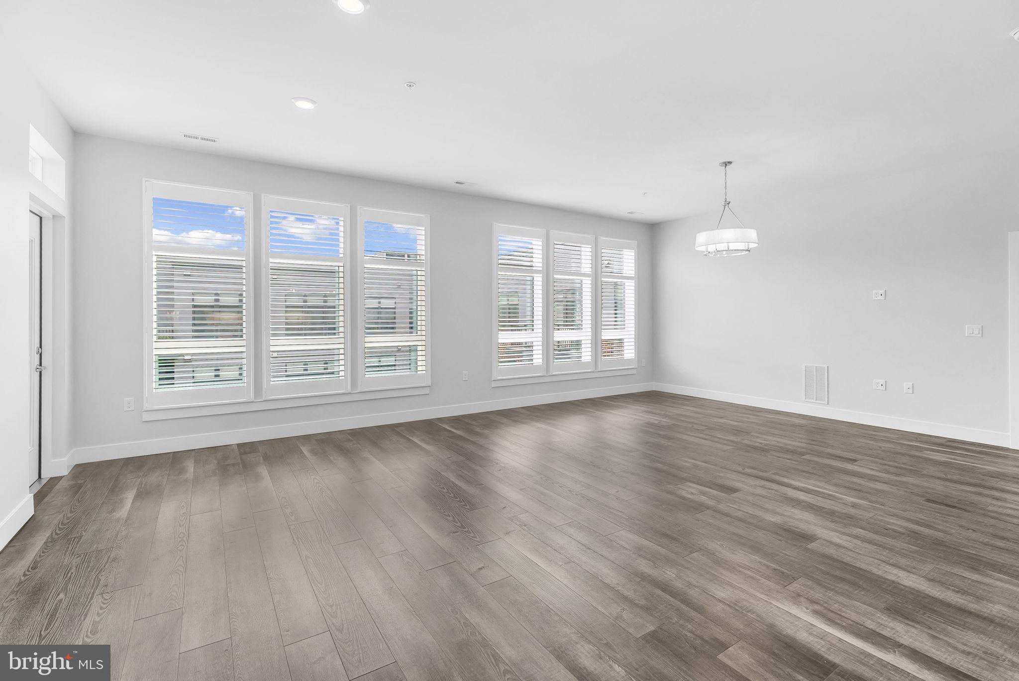 1761 OLD MEADOW RD #521