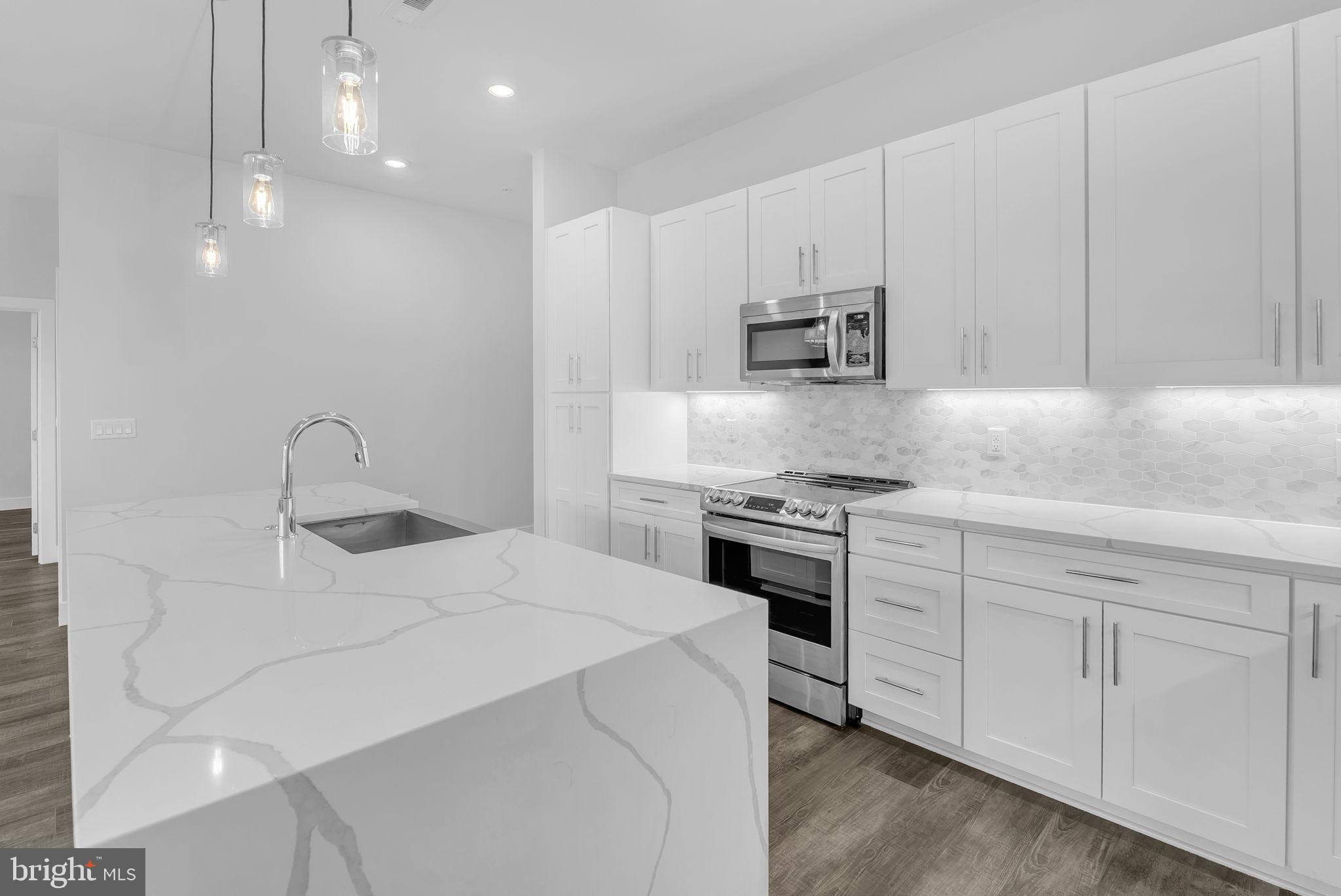 1761 OLD MEADOW RD #521