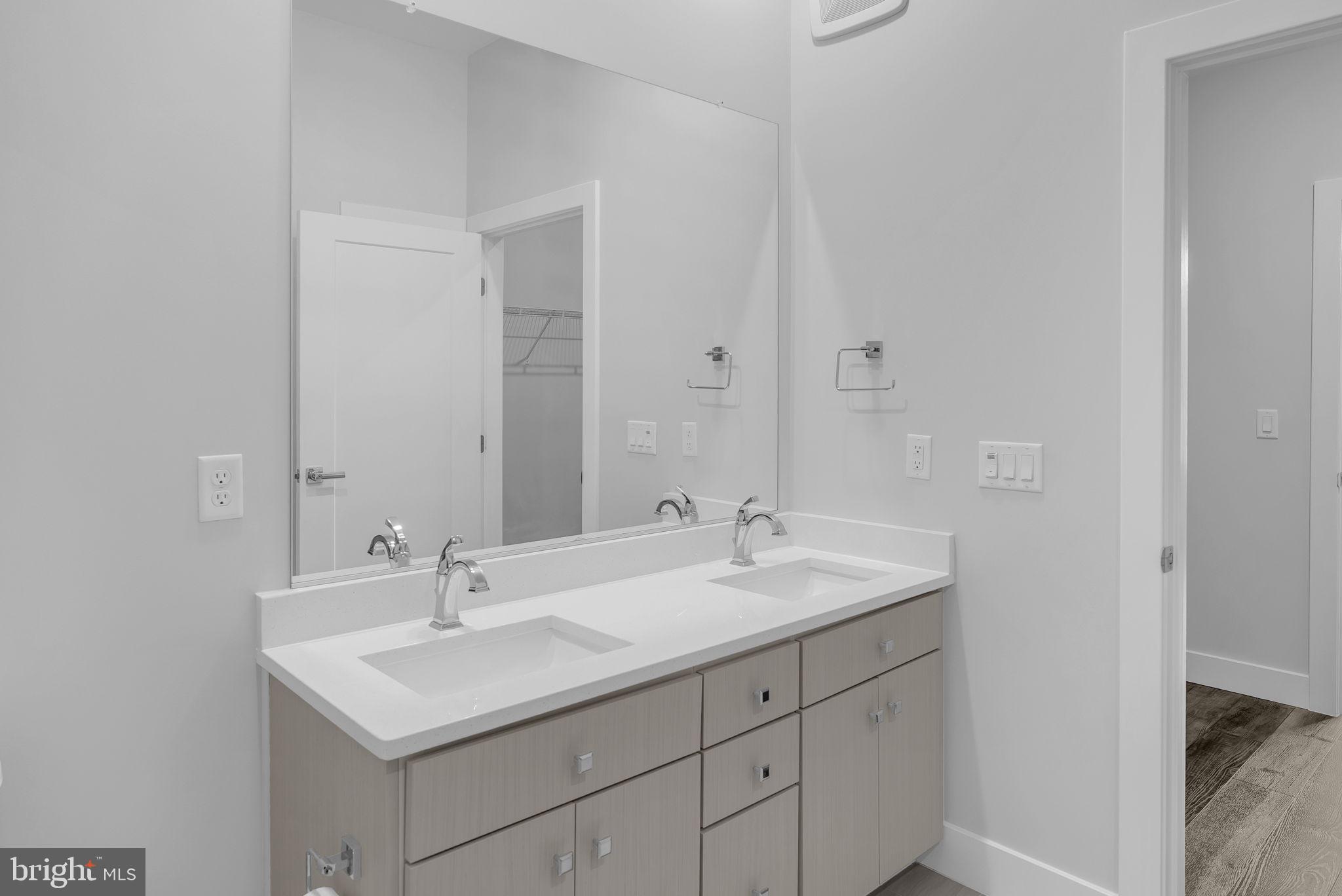 1761 OLD MEADOW RD #521