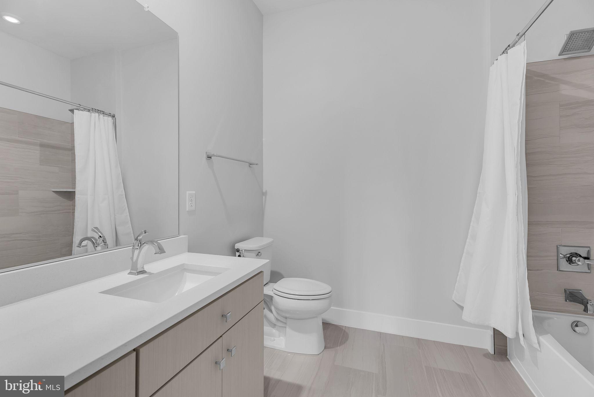 1761 OLD MEADOW RD #521