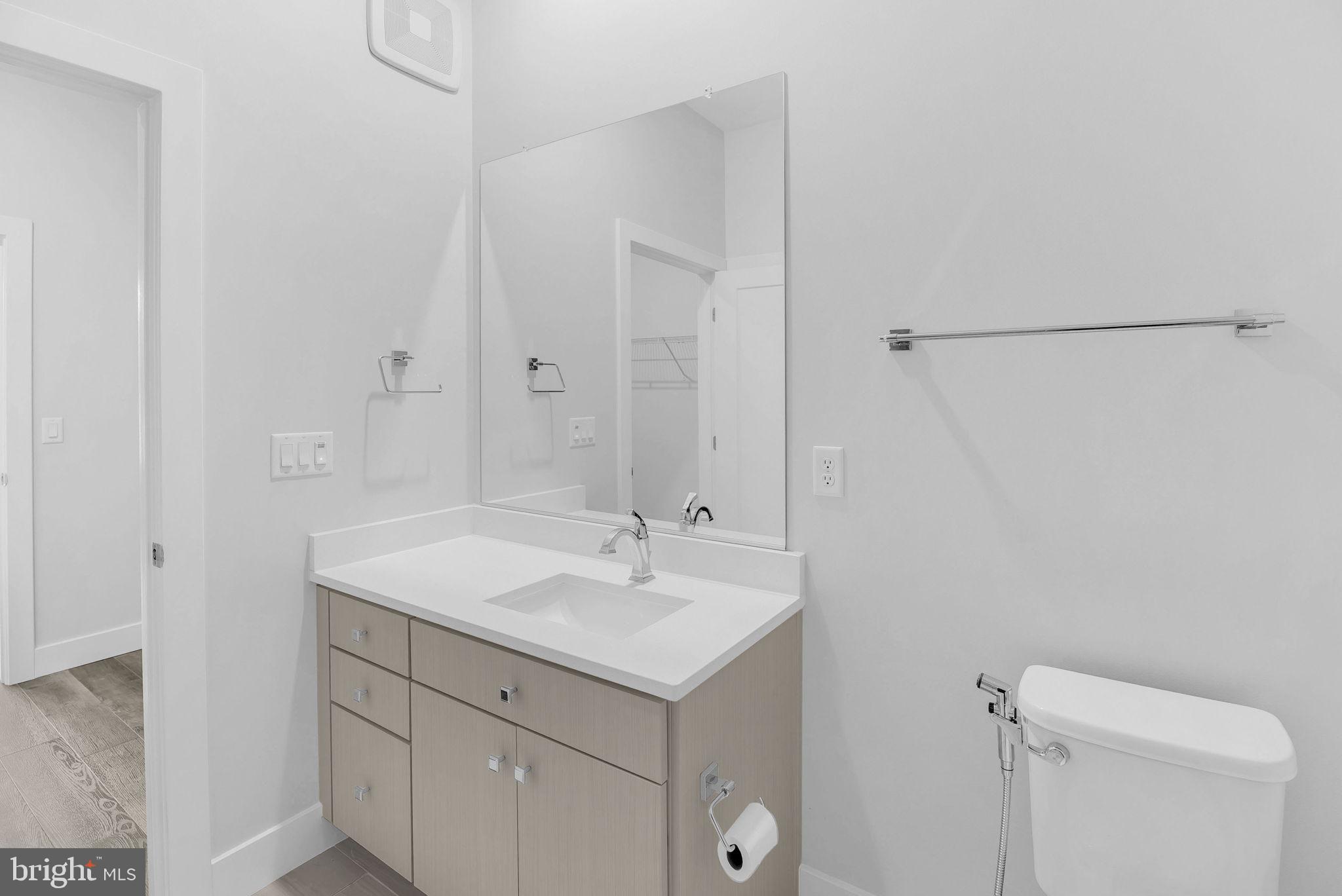 1761 OLD MEADOW RD #521