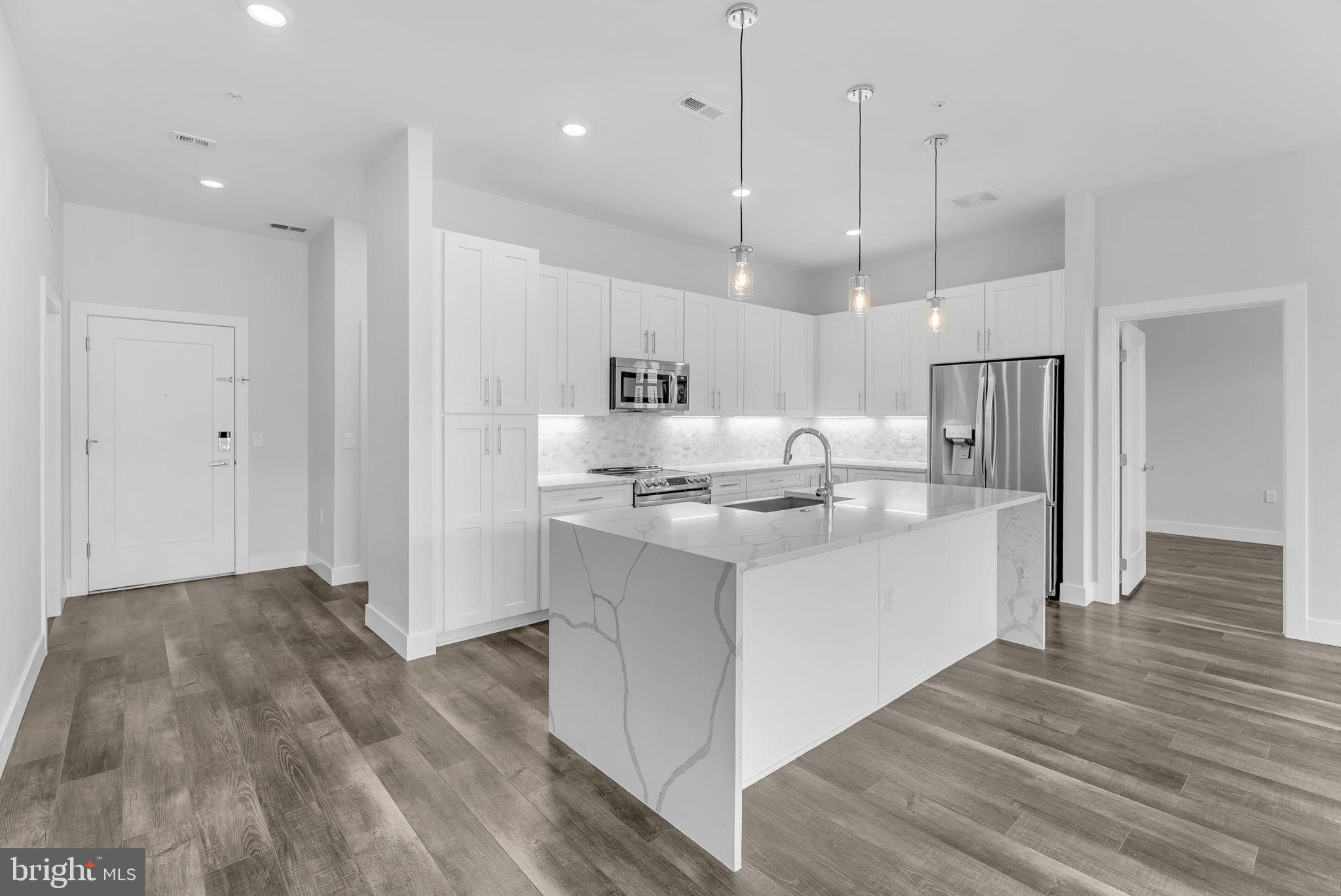 1761 OLD MEADOW RD #521