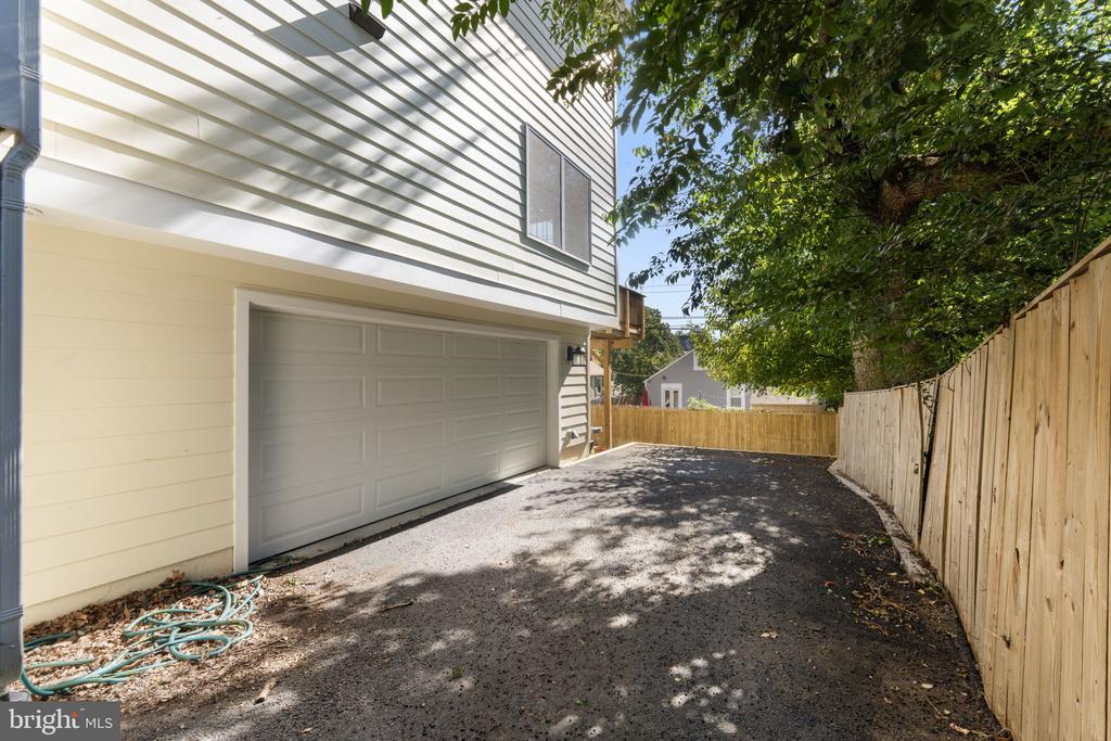 2915 MEADOW LANE