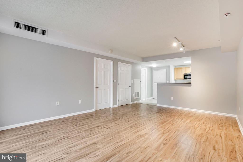 2726 GALLOWS ROAD Unit: 413
