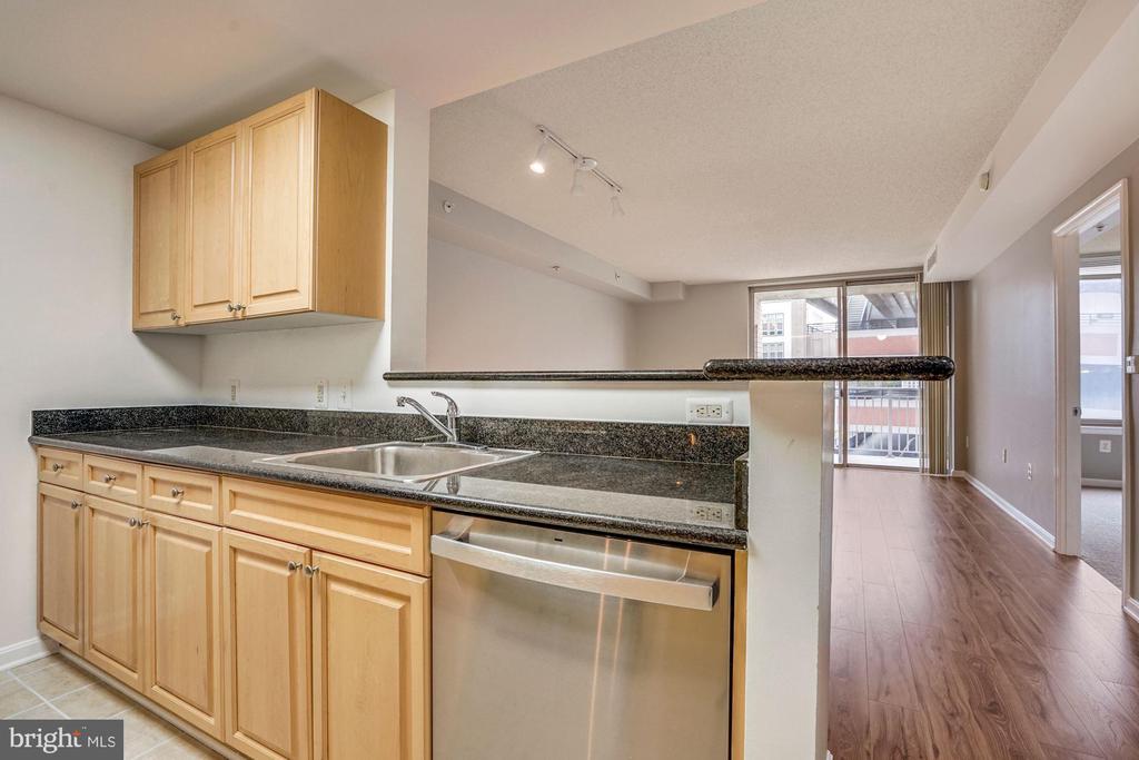 2726 GALLOWS ROAD Unit: 413