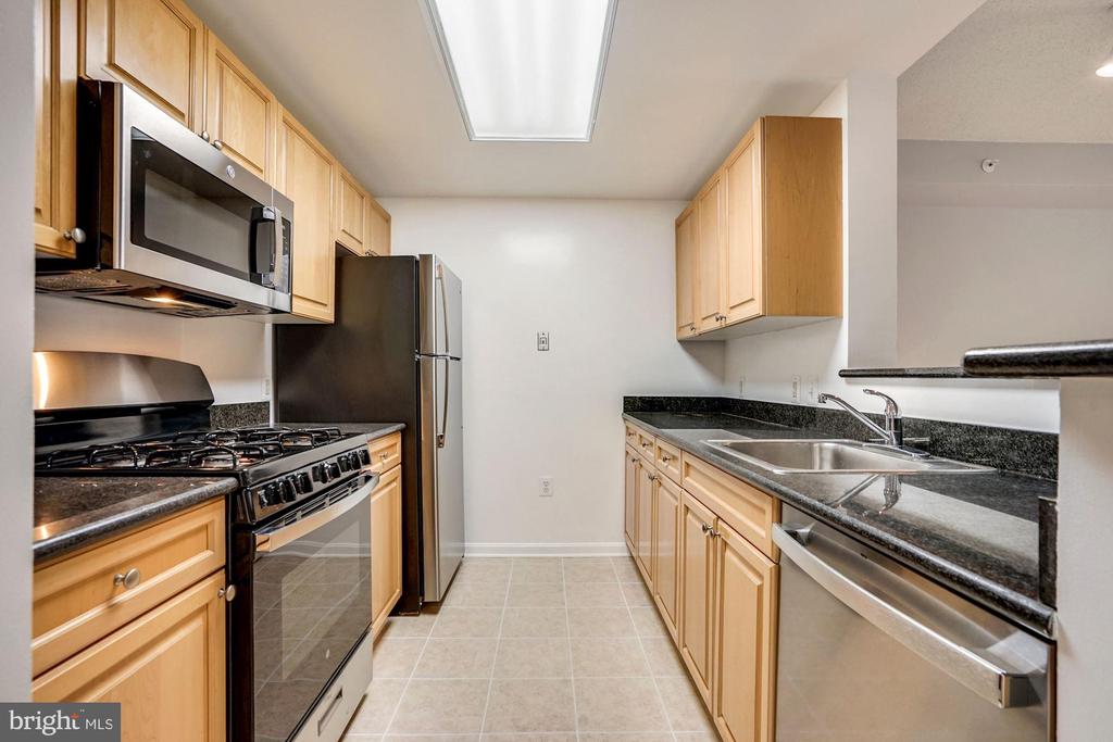 2726 GALLOWS ROAD Unit: 413