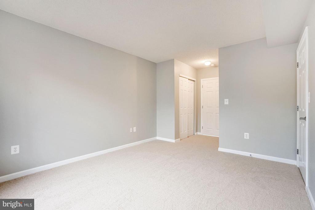 2726 GALLOWS ROAD Unit: 413