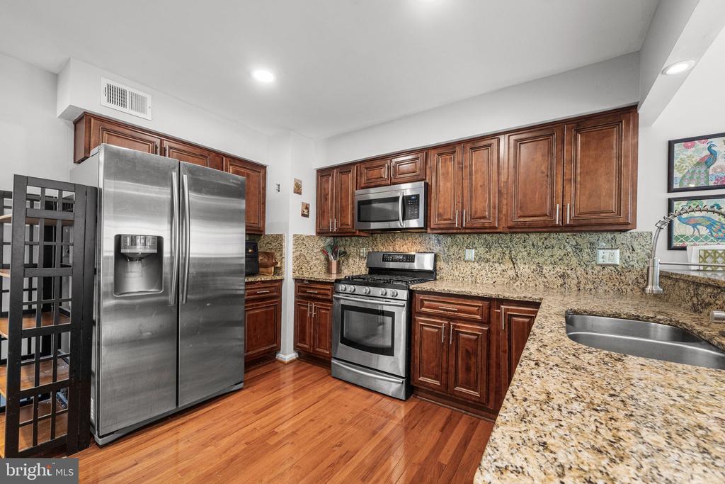 5608 SCHOOLFIELD COURT