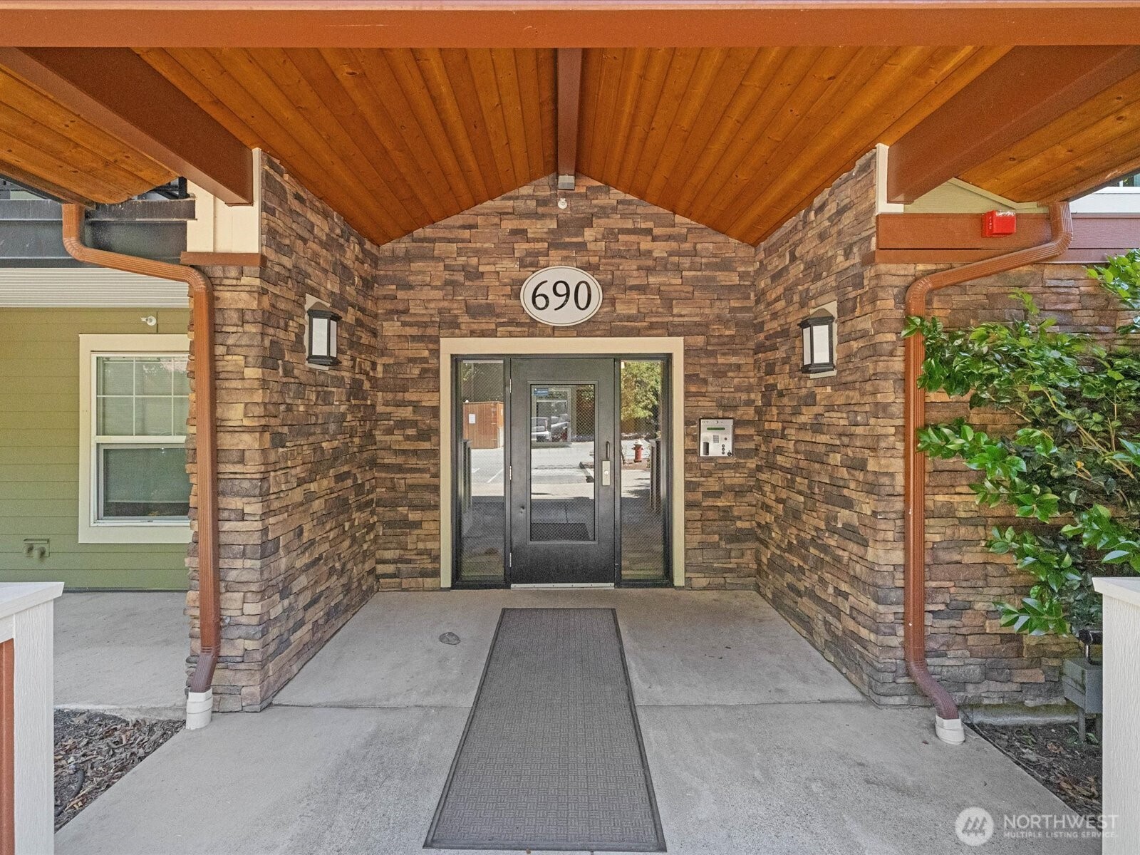 690 32nd Street Unit: B205