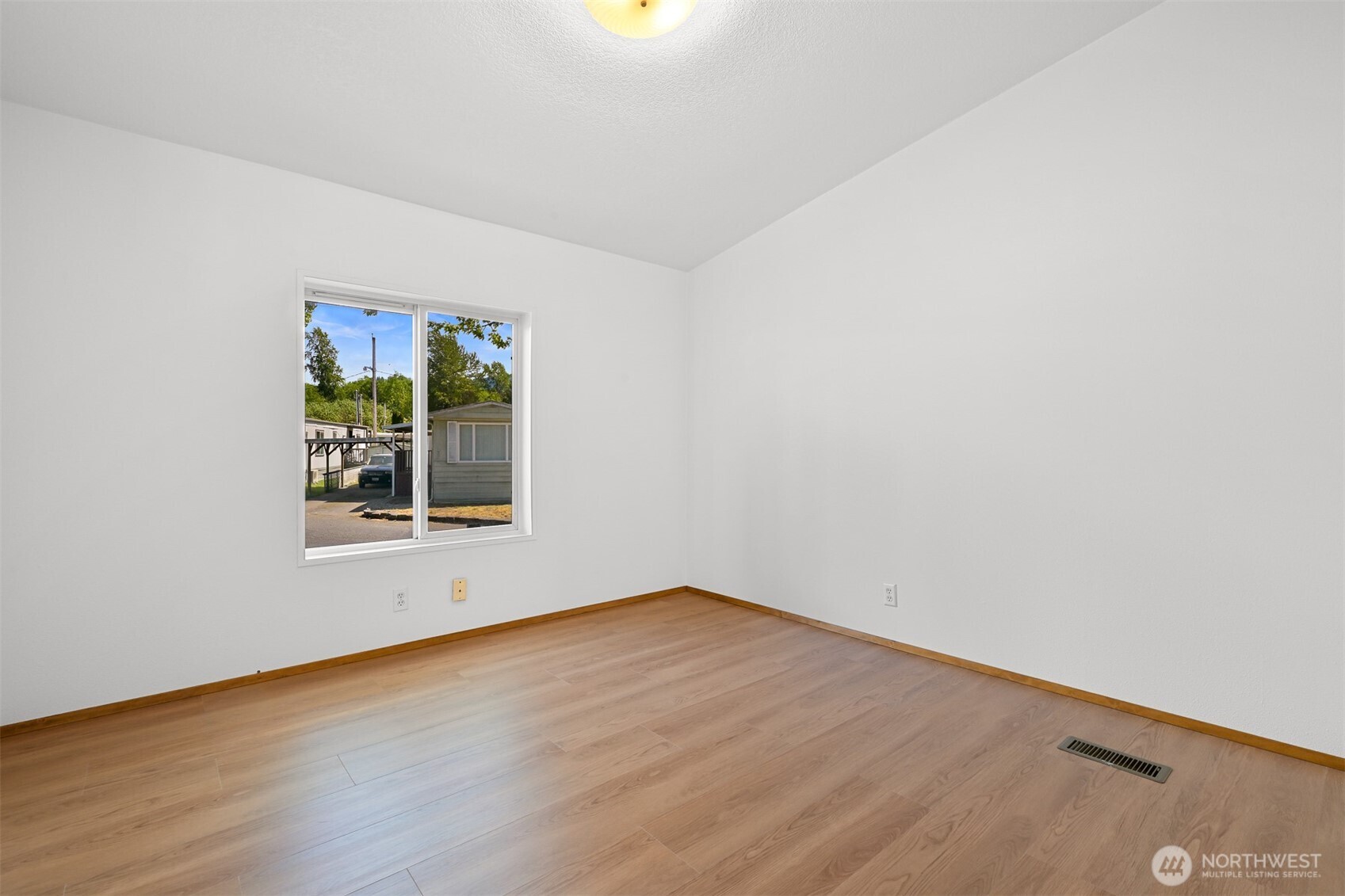 2400 Donovan Avenue Unit: 38A