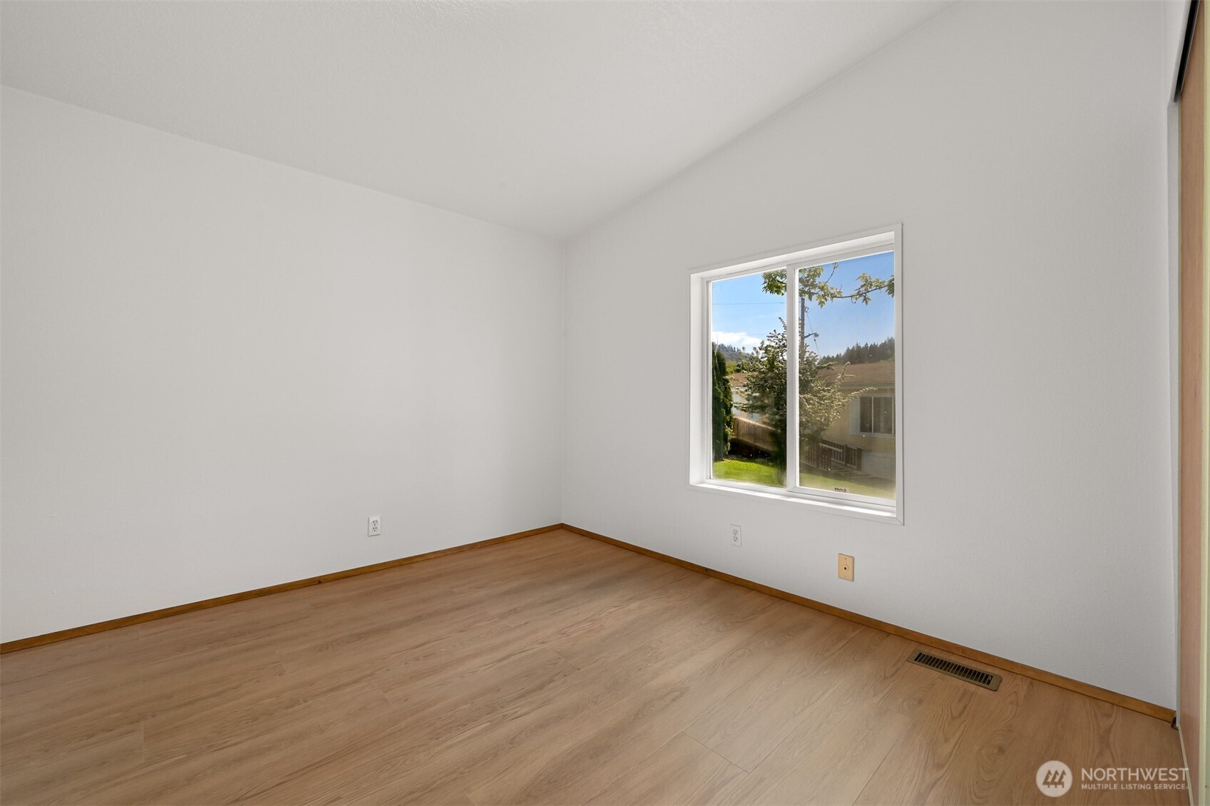 2400 Donovan Avenue Unit: 38A
