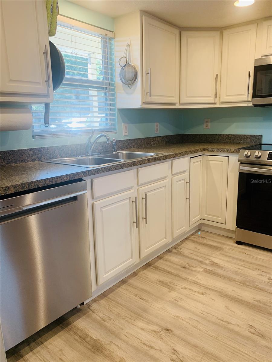 152 DOUGLAS ROAD W Unit: A