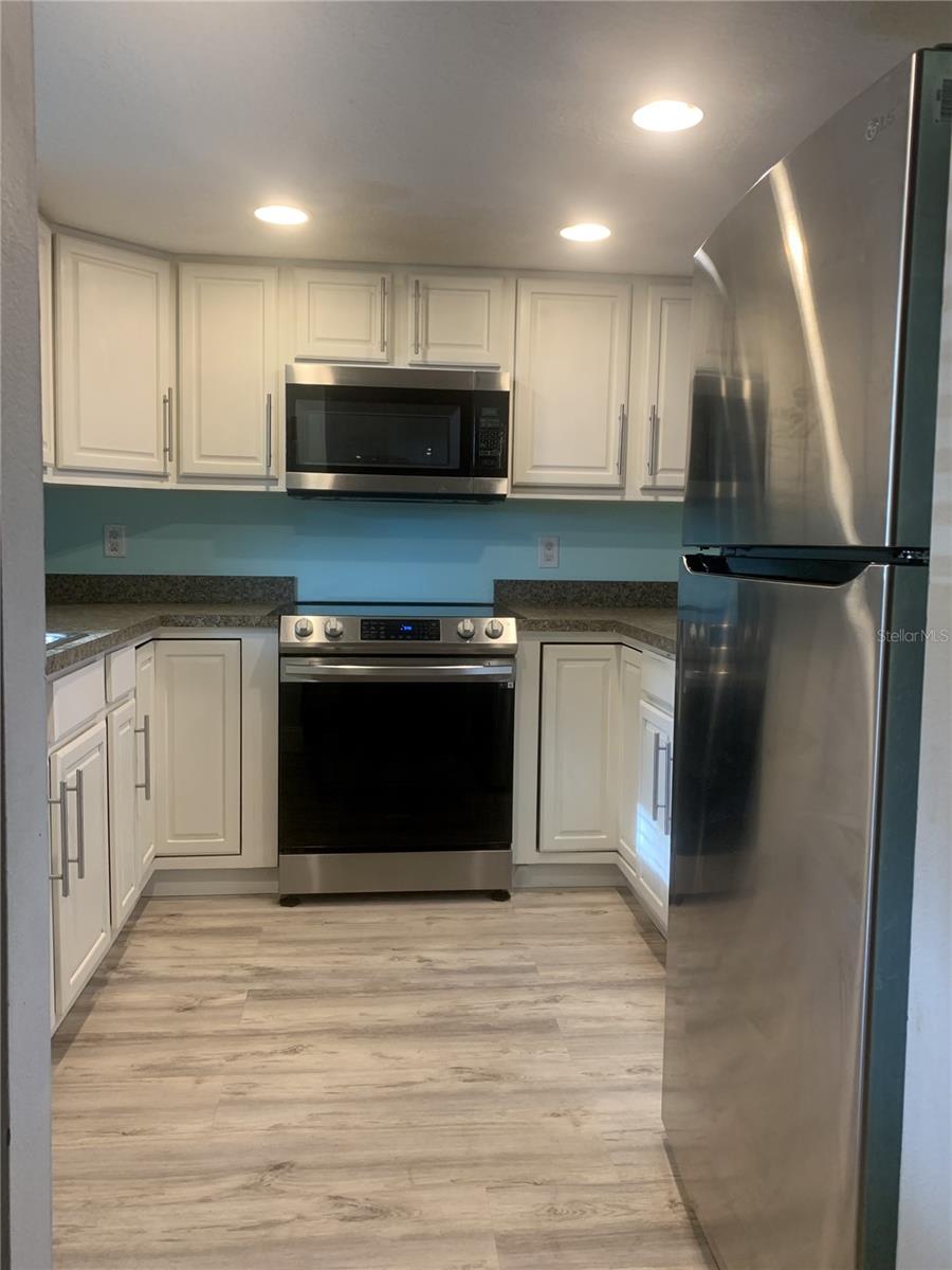 152 DOUGLAS ROAD W Unit: A