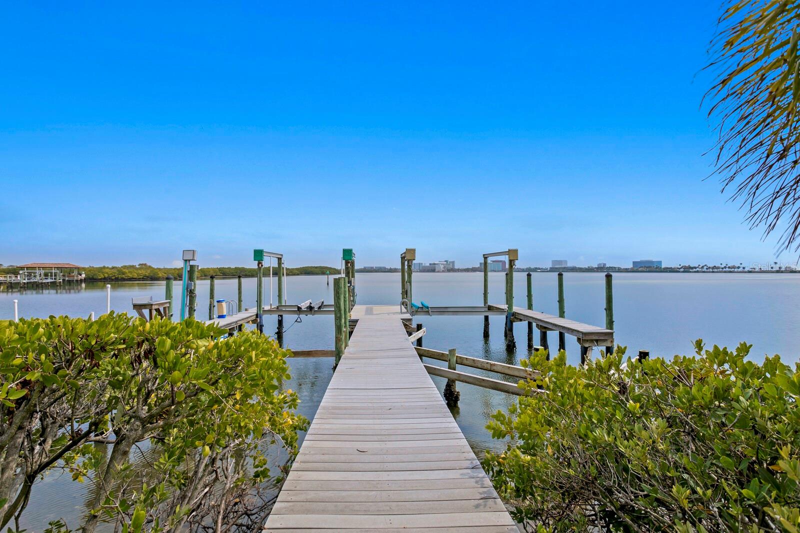 4111 CAUSEWAY VISTA DR