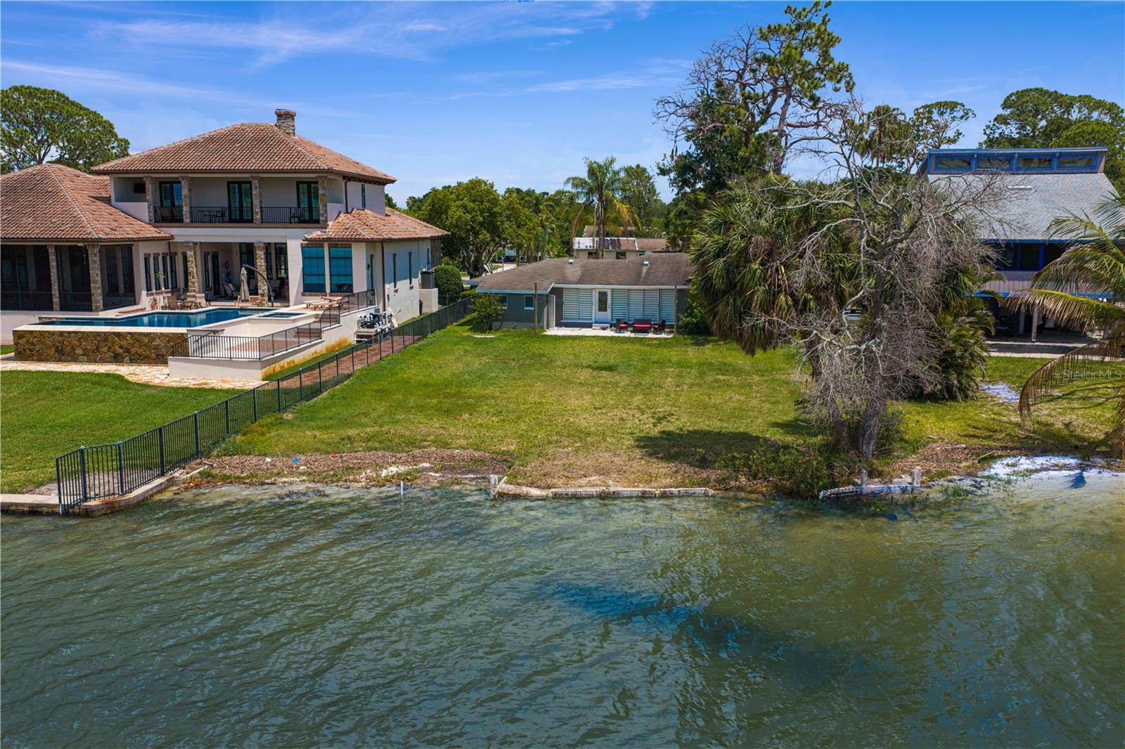506 SHORE DR E