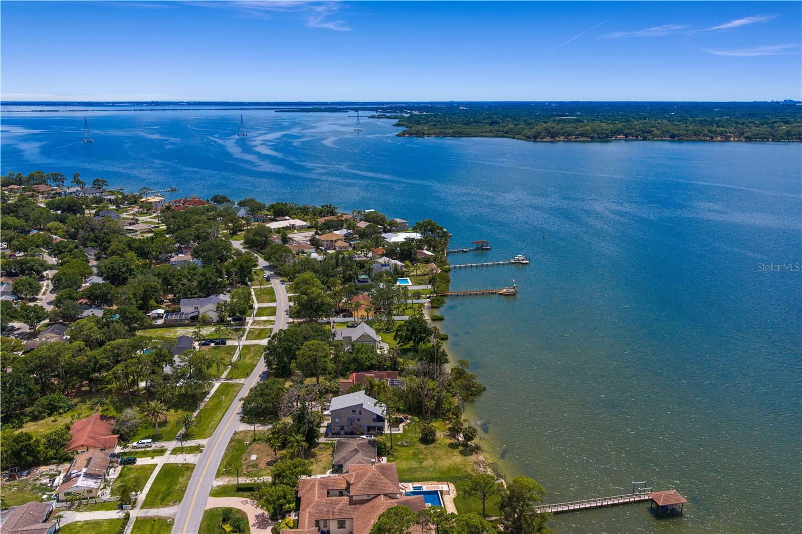 506 SHORE DR E