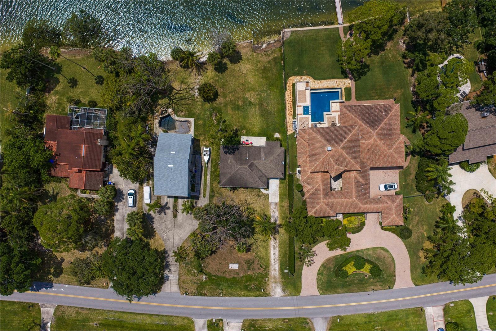 506 SHORE DR E