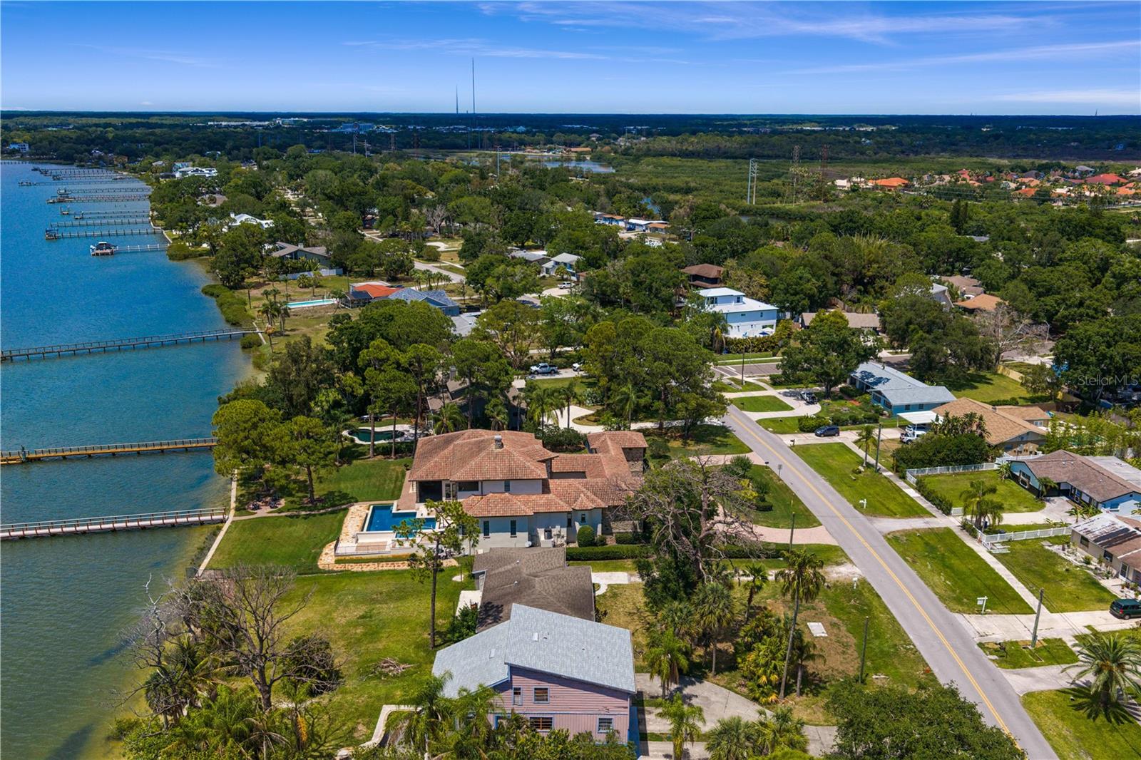 506 SHORE DR E