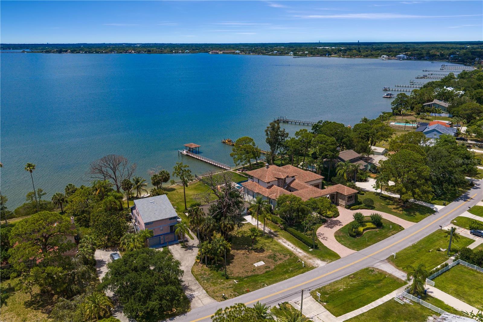 506 SHORE DR E